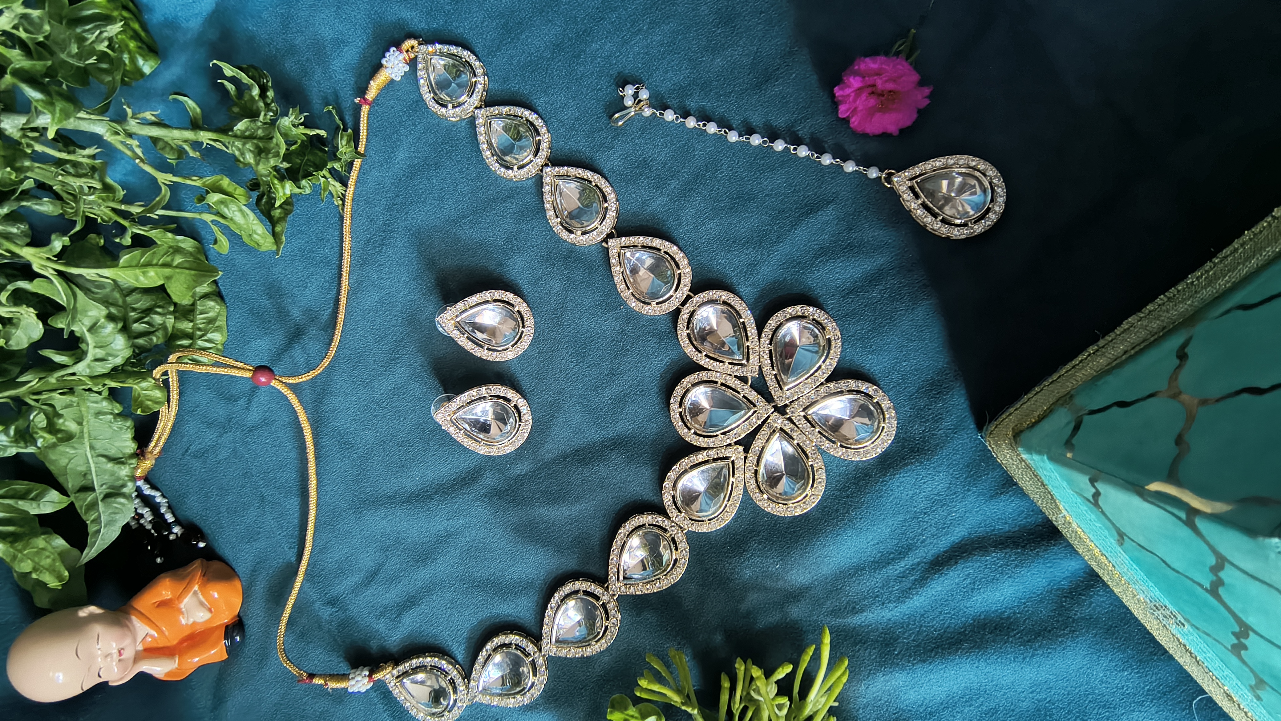 Elegant Kundan Necklace Set