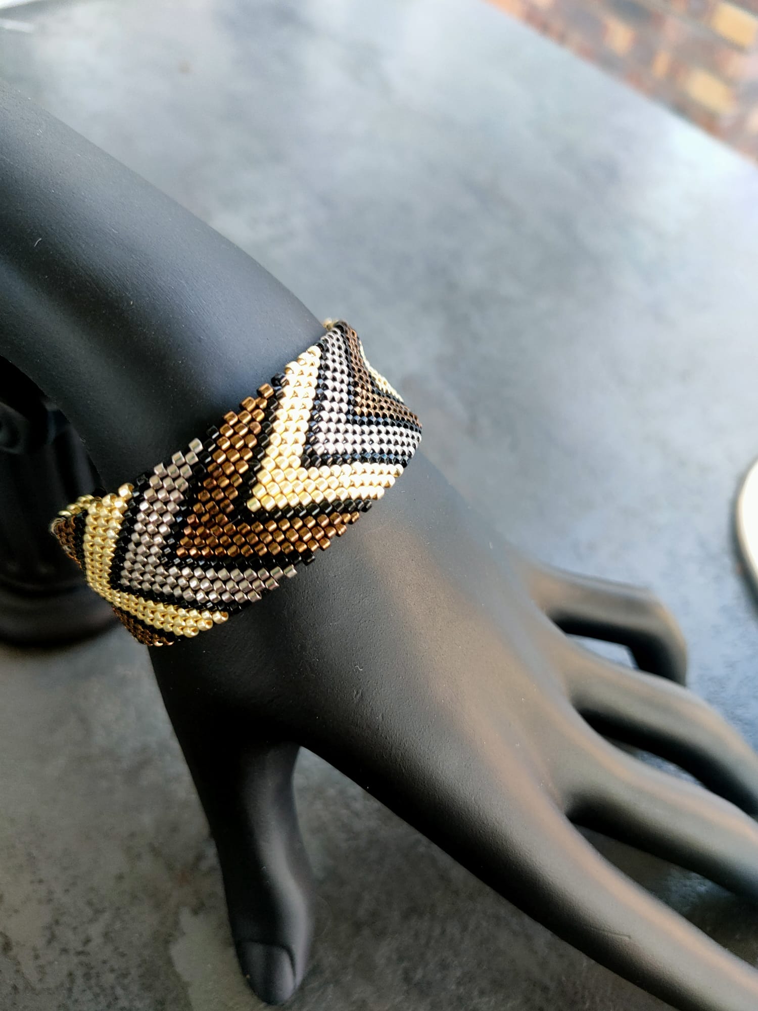 Bracelet tissé avec 960 perles de verre Myuki  .