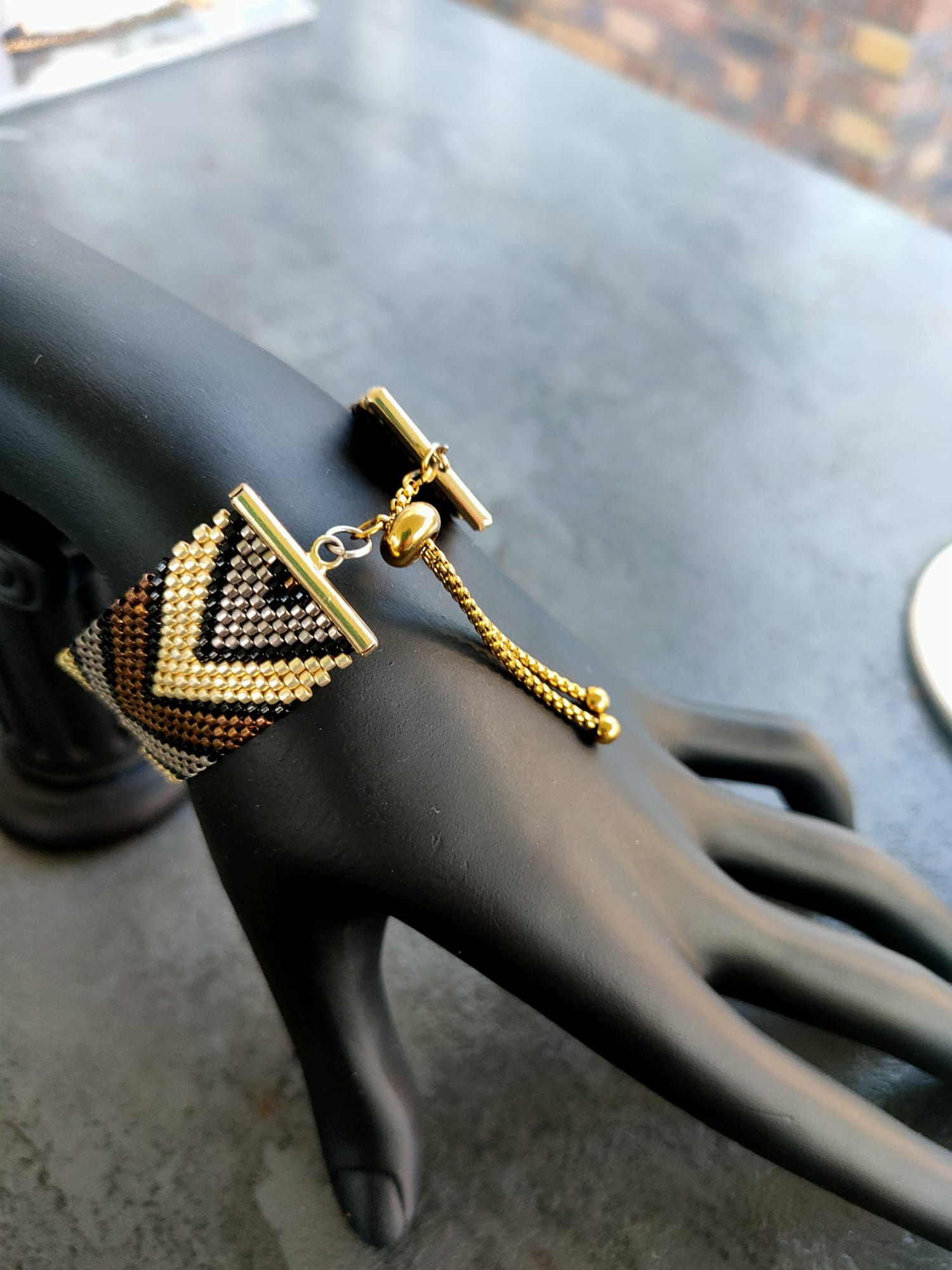 Bracelet tissé avec 960 perles de verre Myuki  .