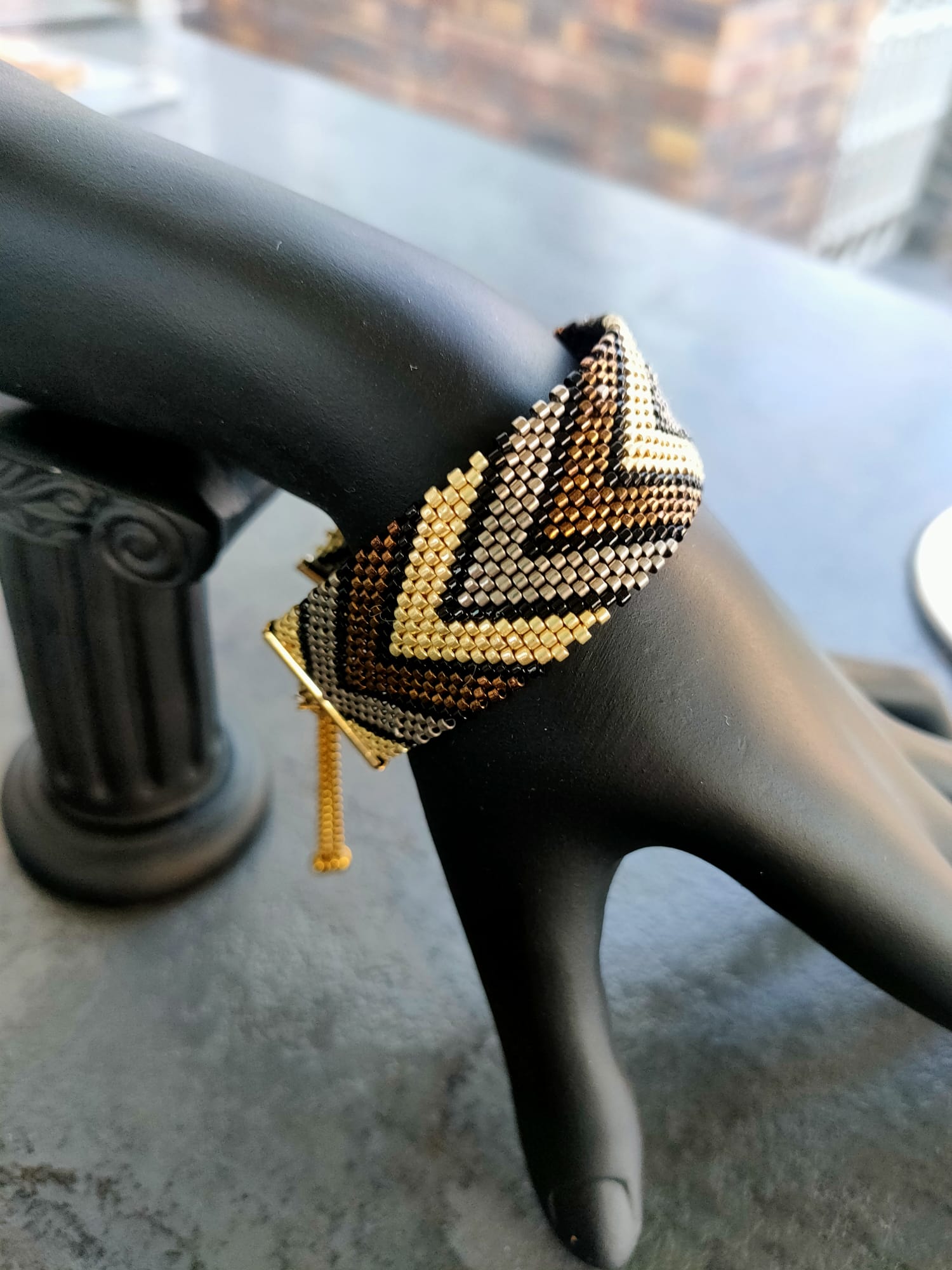 Bracelet tissé avec 960 perles de verre Myuki  .