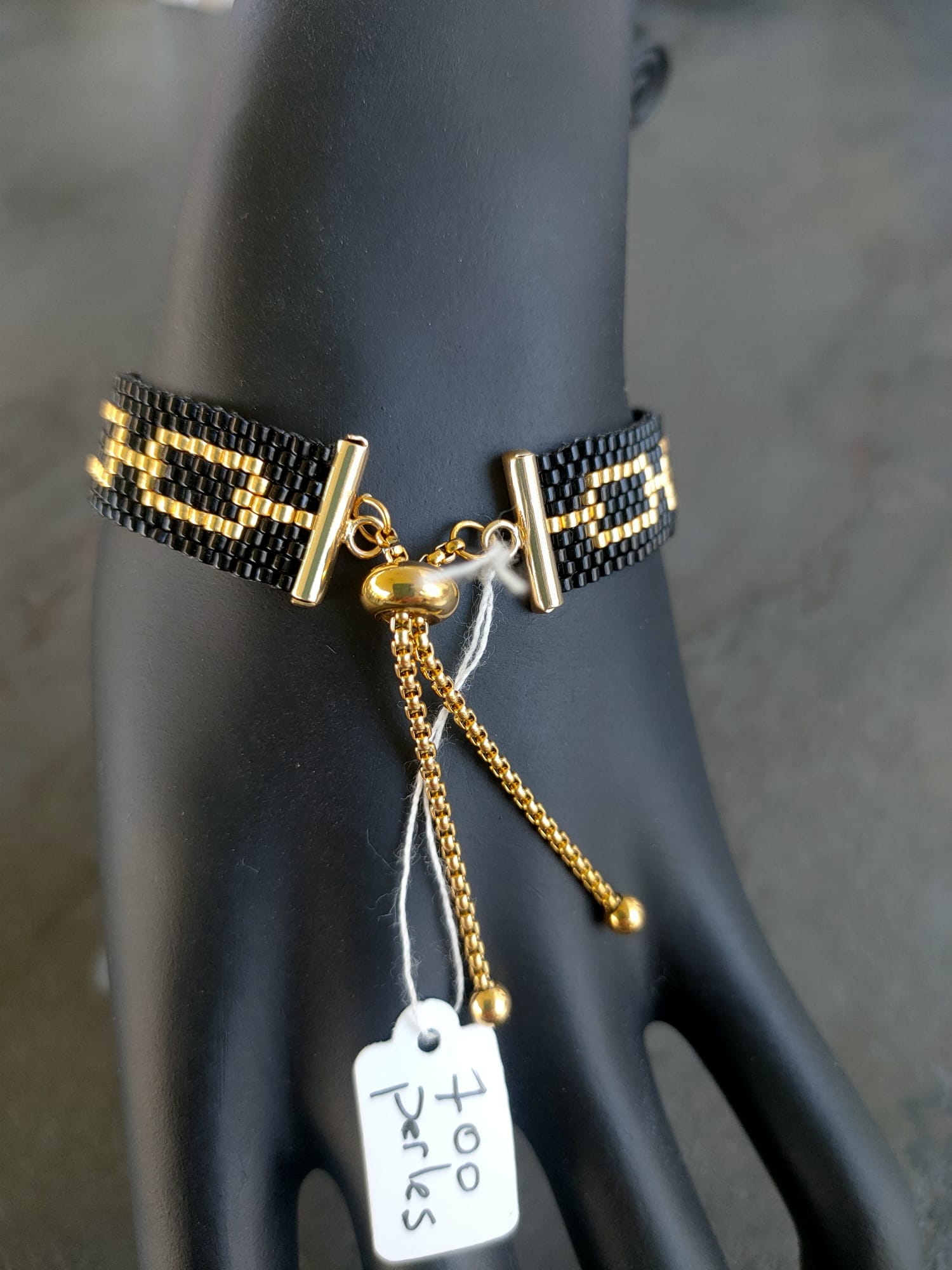 Bracelet tissé avec 700 perles de verre Miyuki  .