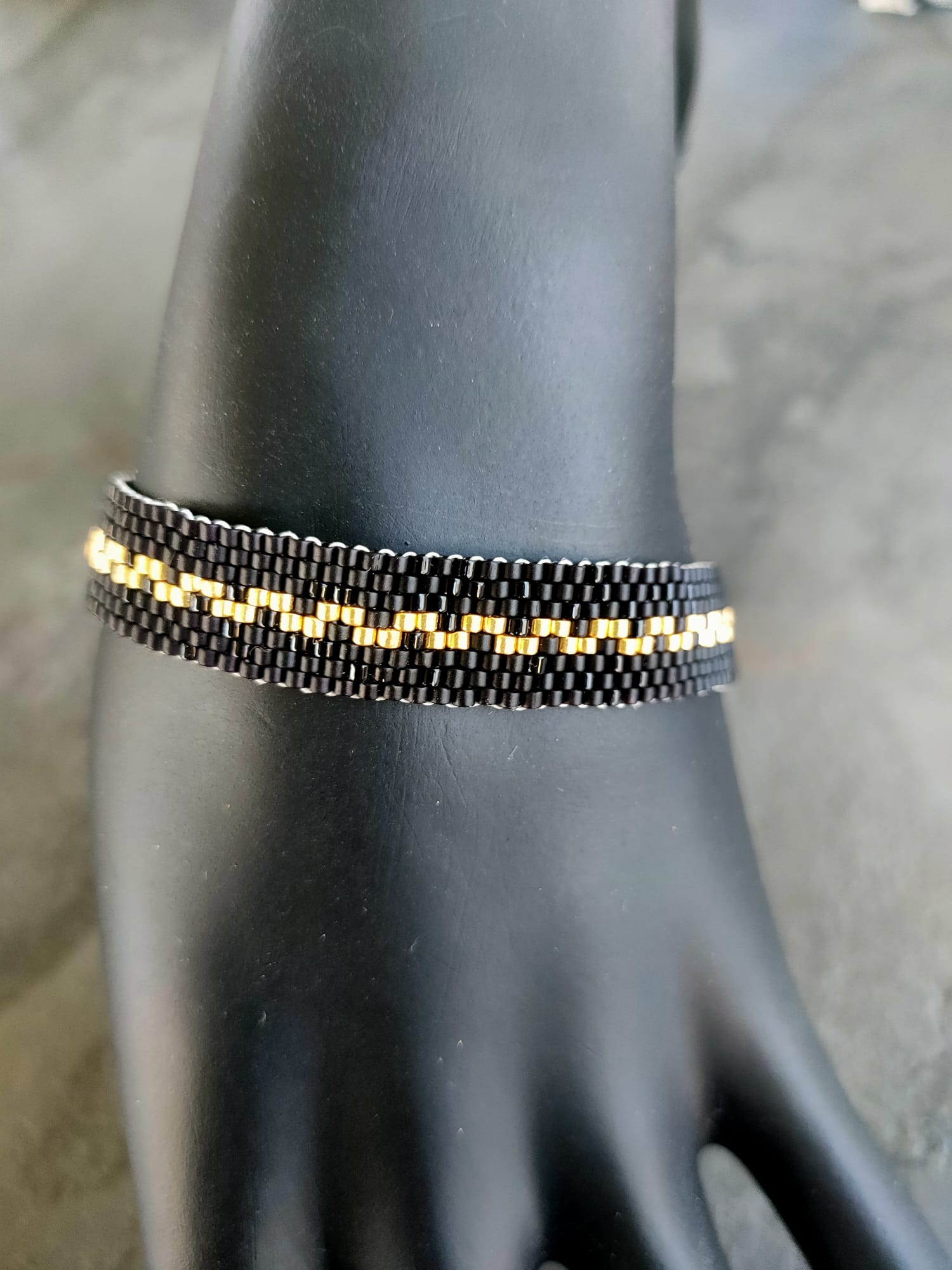 Bracelet tissé avec 640 perles Miyuki .