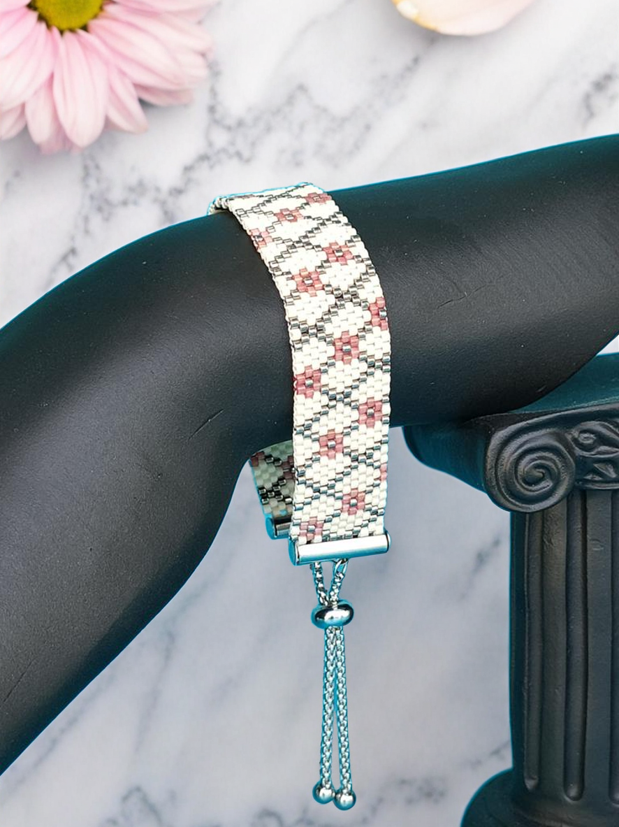 Bracelet tissé avec 960 perles argentées et roses motif floral.