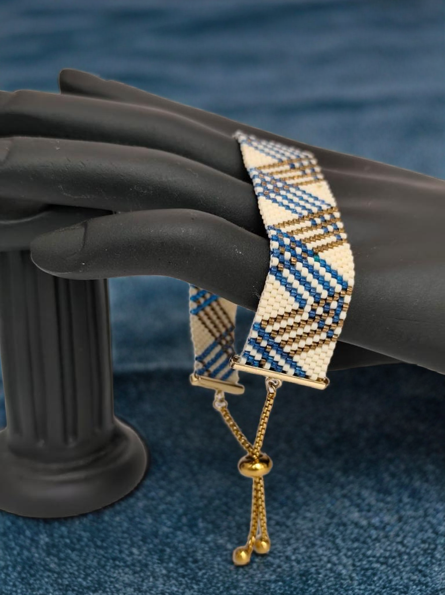 Bracelet tissé avec 1120 perles bleues crème et bronze .
