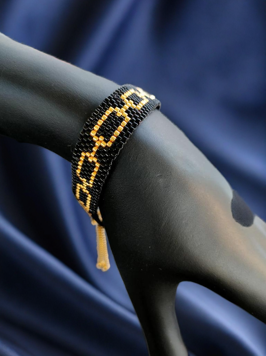 Bracelet tissé avec 700 perles de verre Miyuki  .