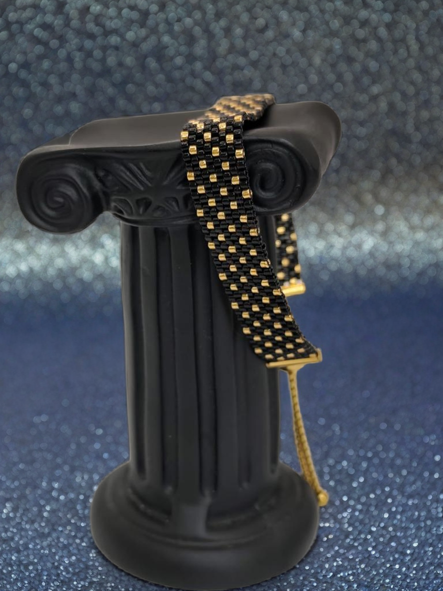 Bracelet tissé avec 640 perles noires et dorées .