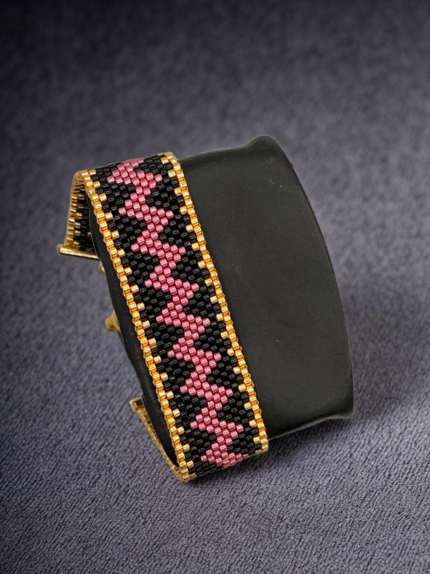 Bracelet tissé avec 1040 perles roses noires et dorées .