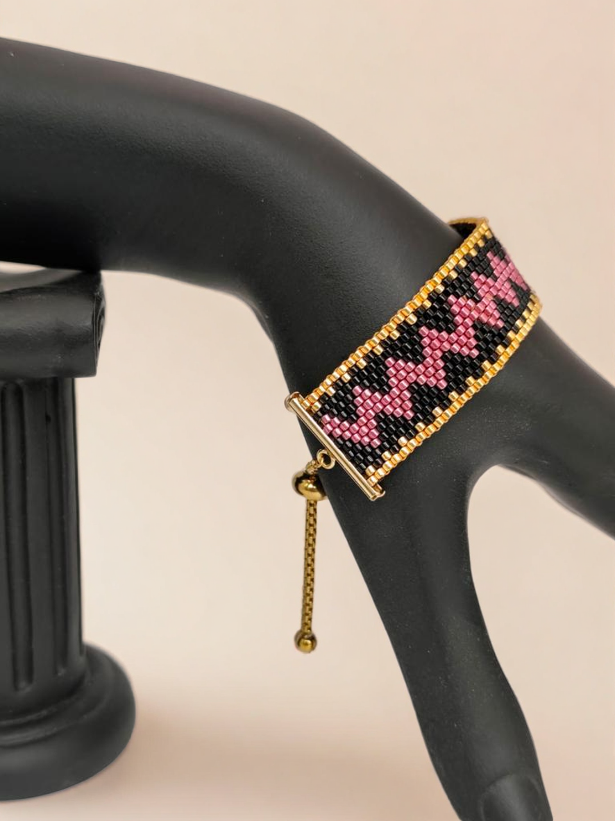Bracelet tissé avec 1040 perles roses noires et dorées .
