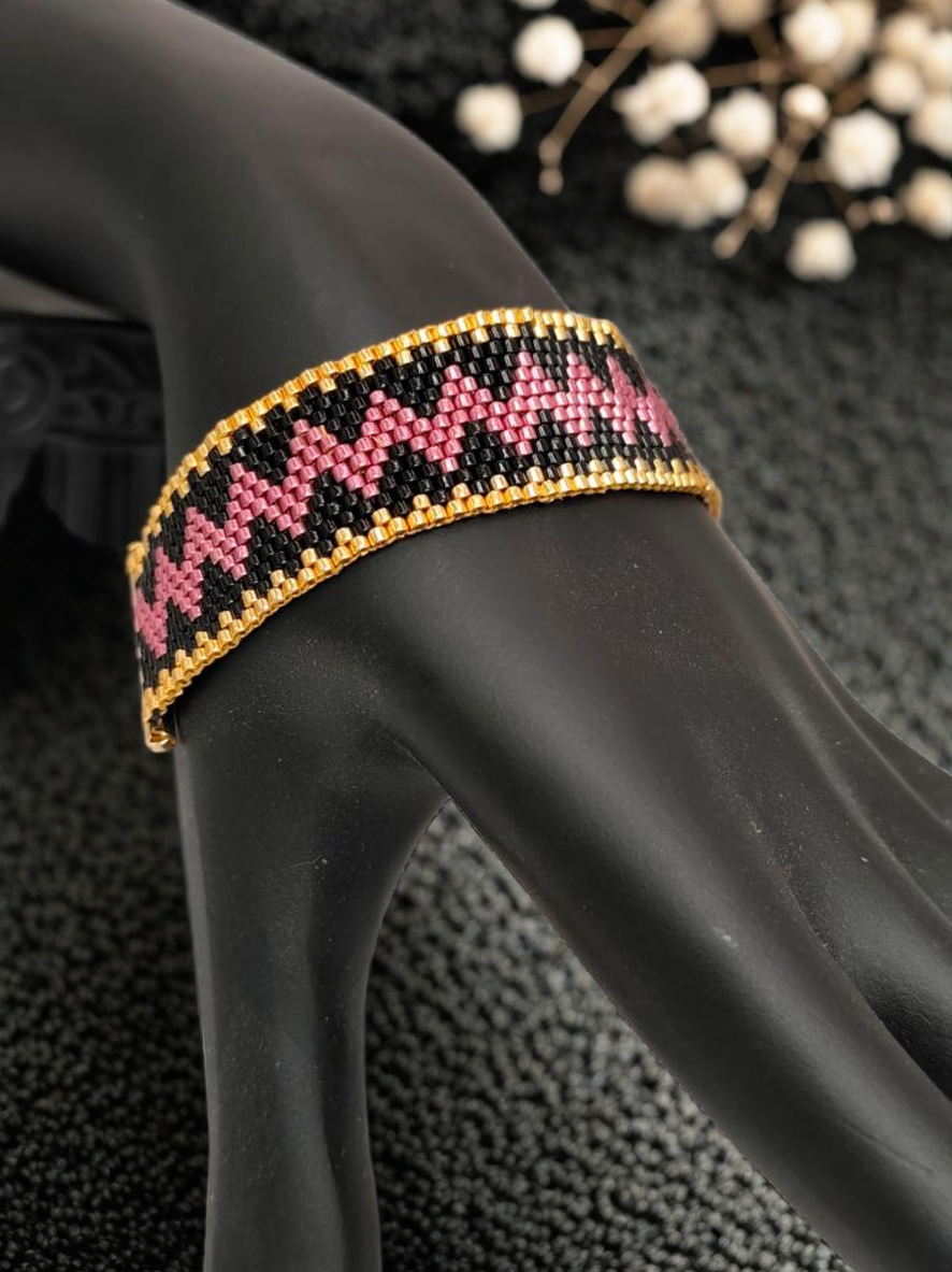 Bracelet tissé avec 1040 perles roses noires et dorées .