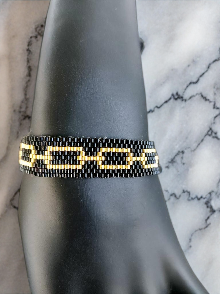 Bracelet tissé avec 700 perles de verre Miyuki  .