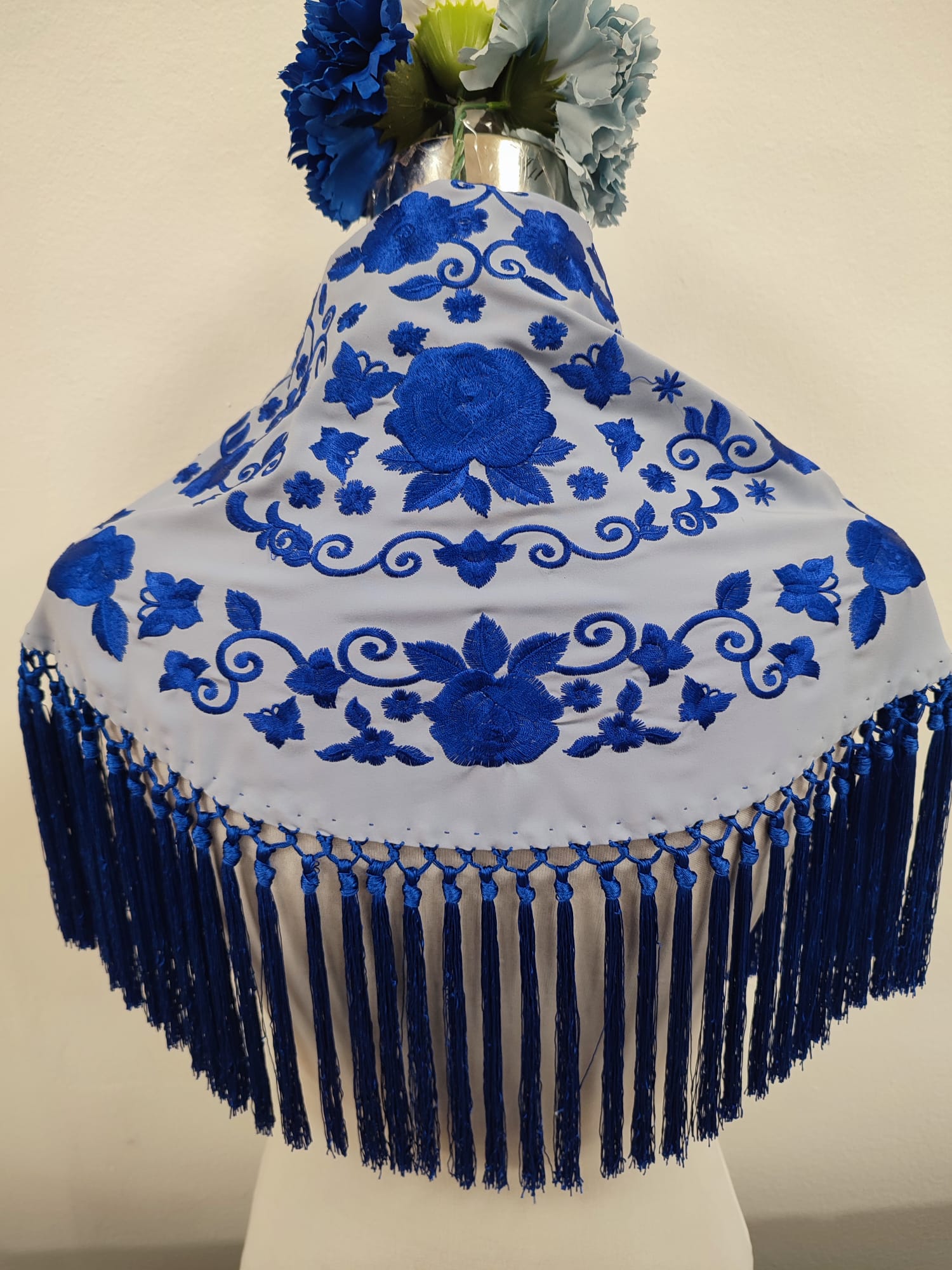 MANTON BORDADO FLORAL AZULINA