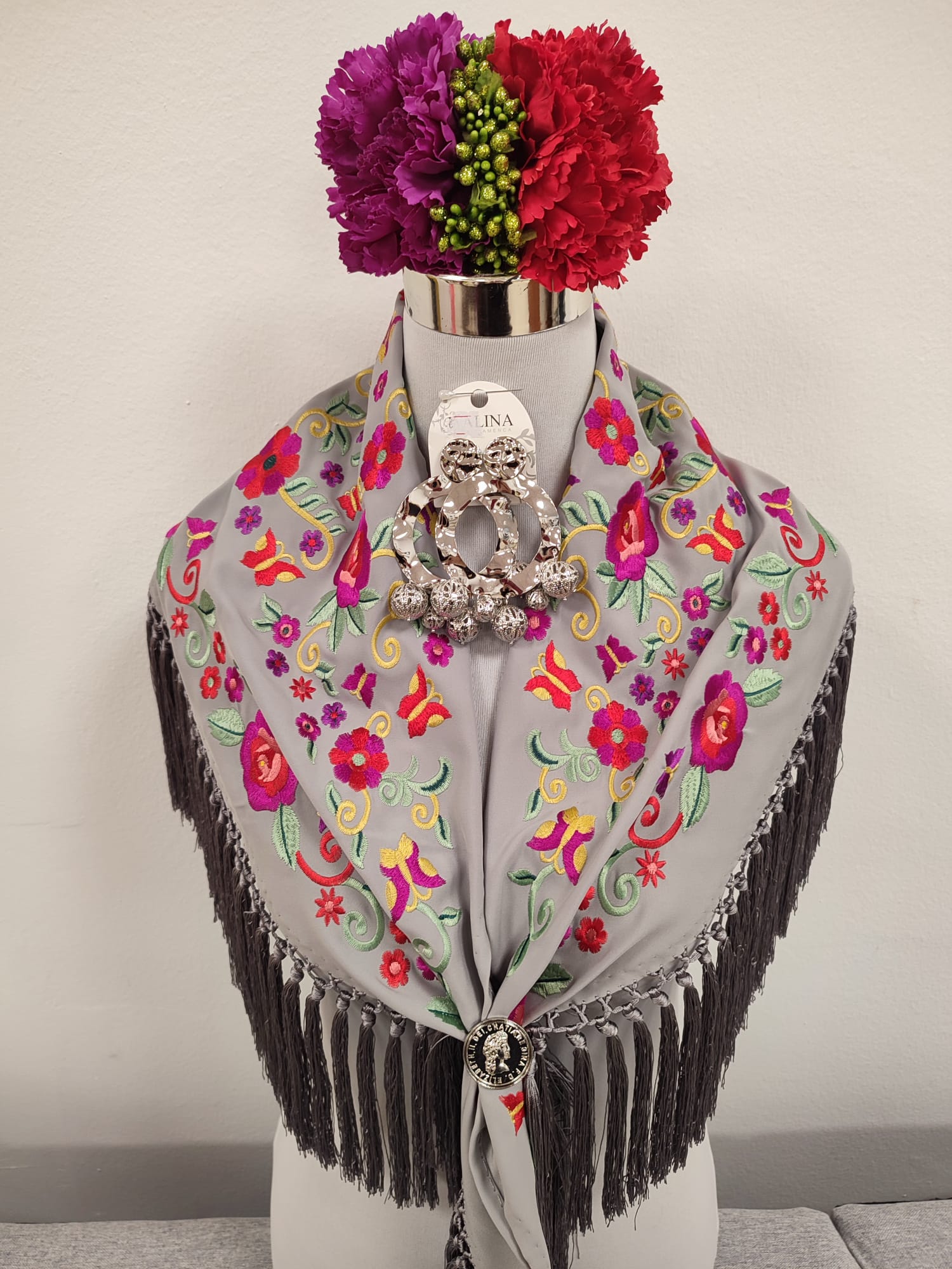 MANTON BORDADO FLORAL GRIS