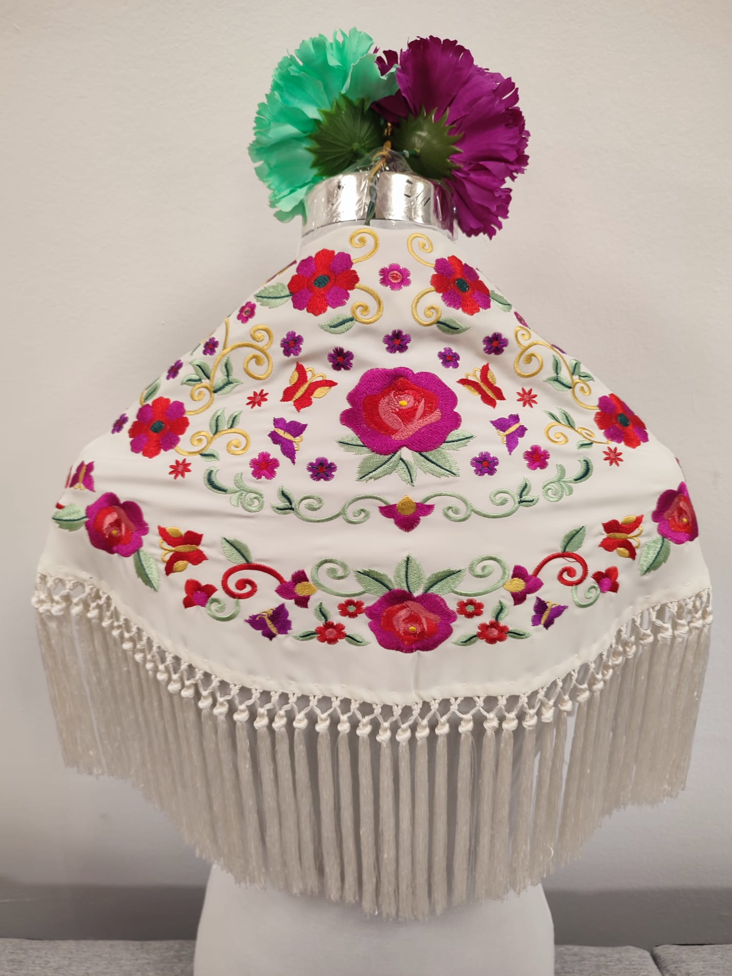 MANTON BORDADO FLORAL BLANCO