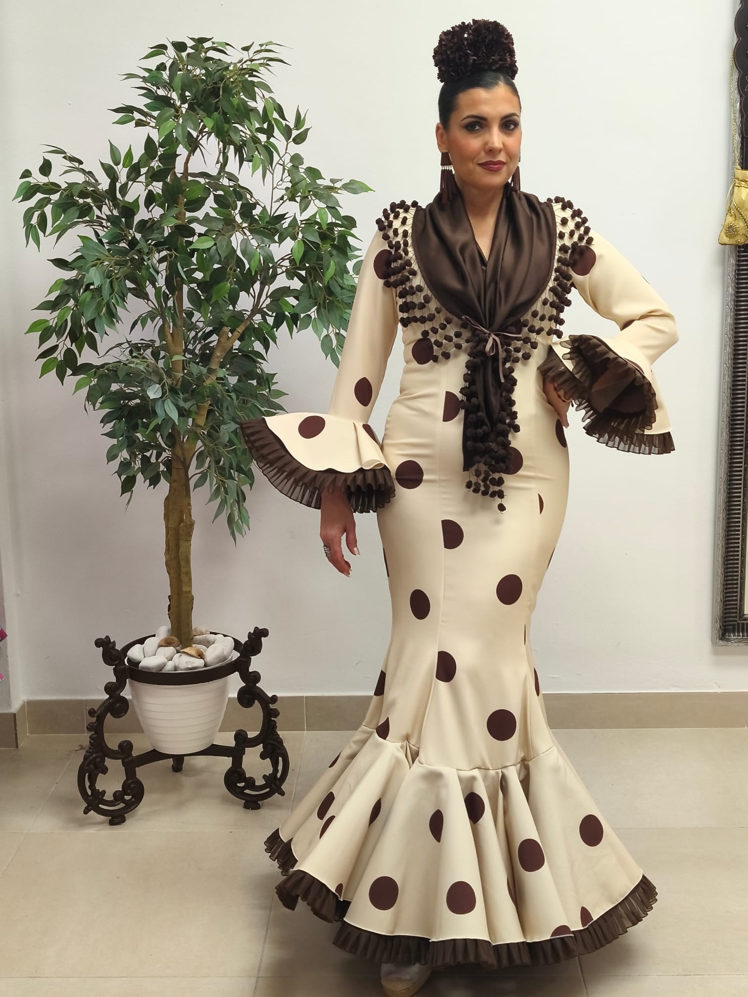 MODELO LINDA FONDO BEIGE