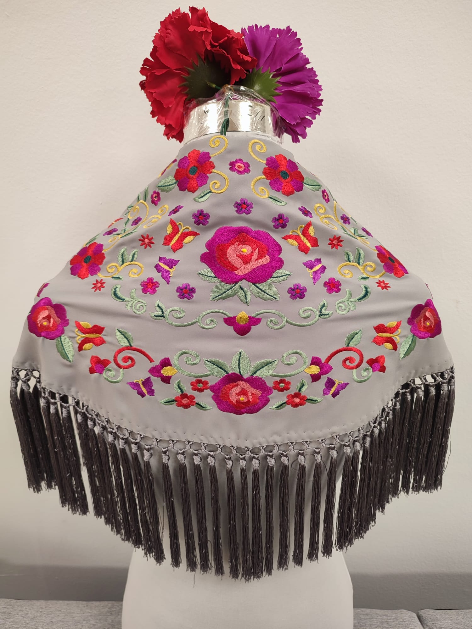 MANTON BORDADO FLORAL GRIS