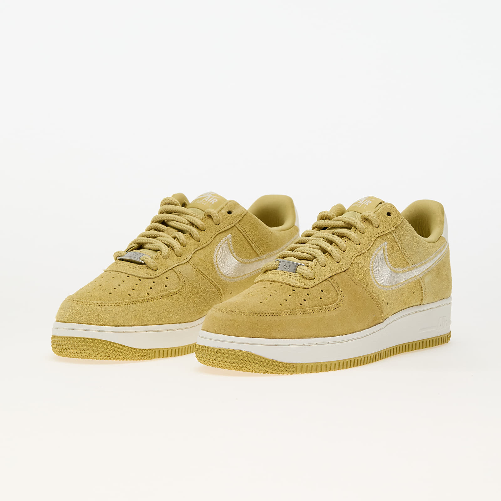 NIKE Air Force 1 Gold
