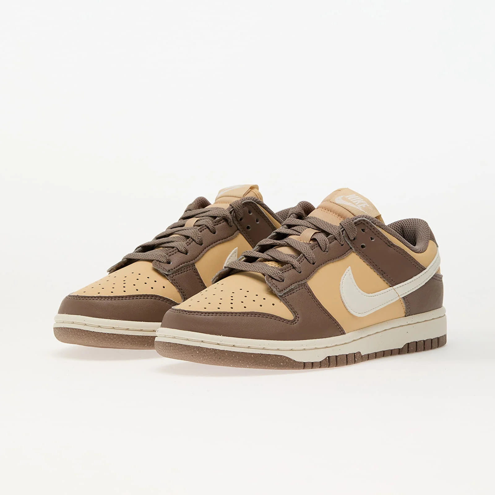 NIKE Dunk Low Brown