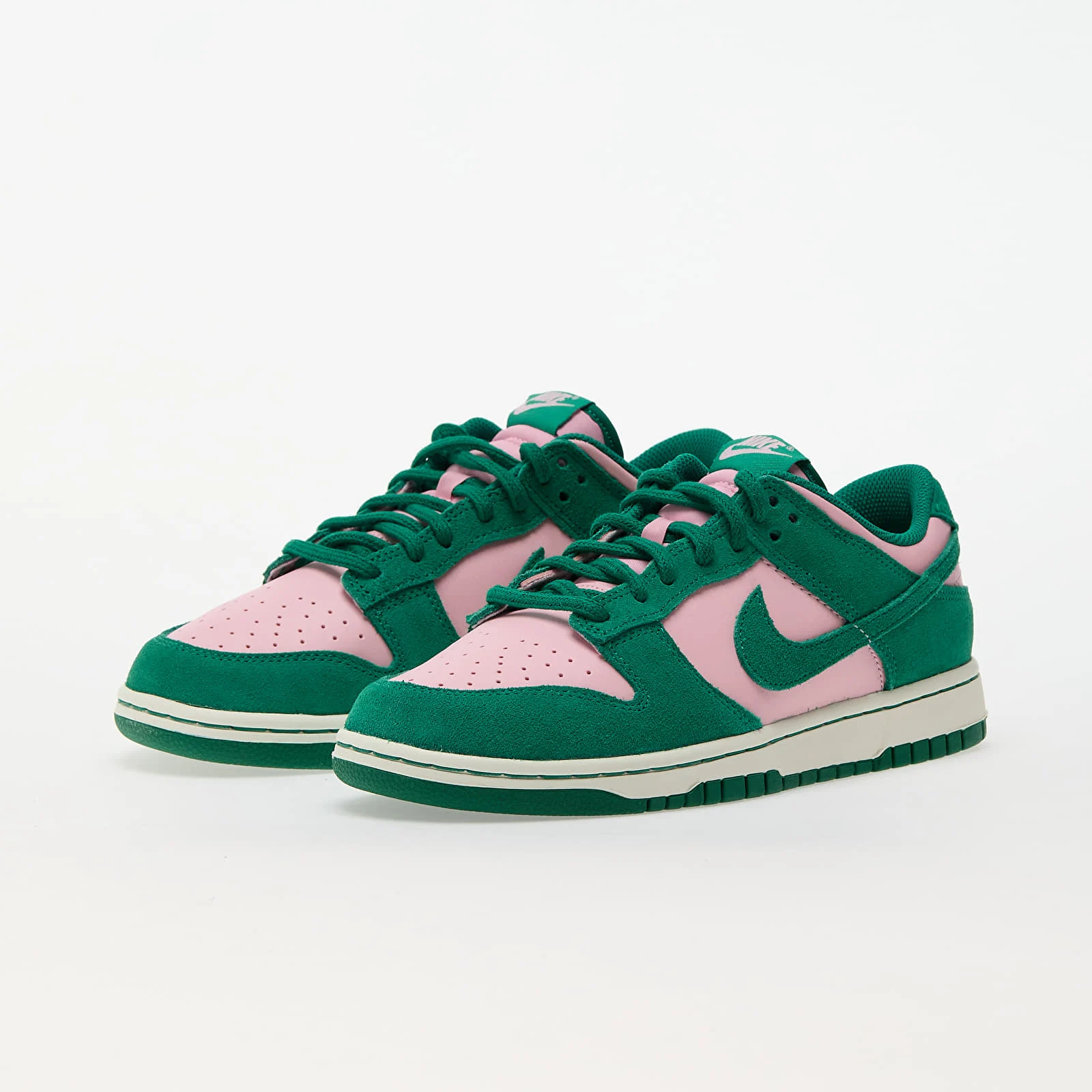 NIKE Dunk Low Soft Pink