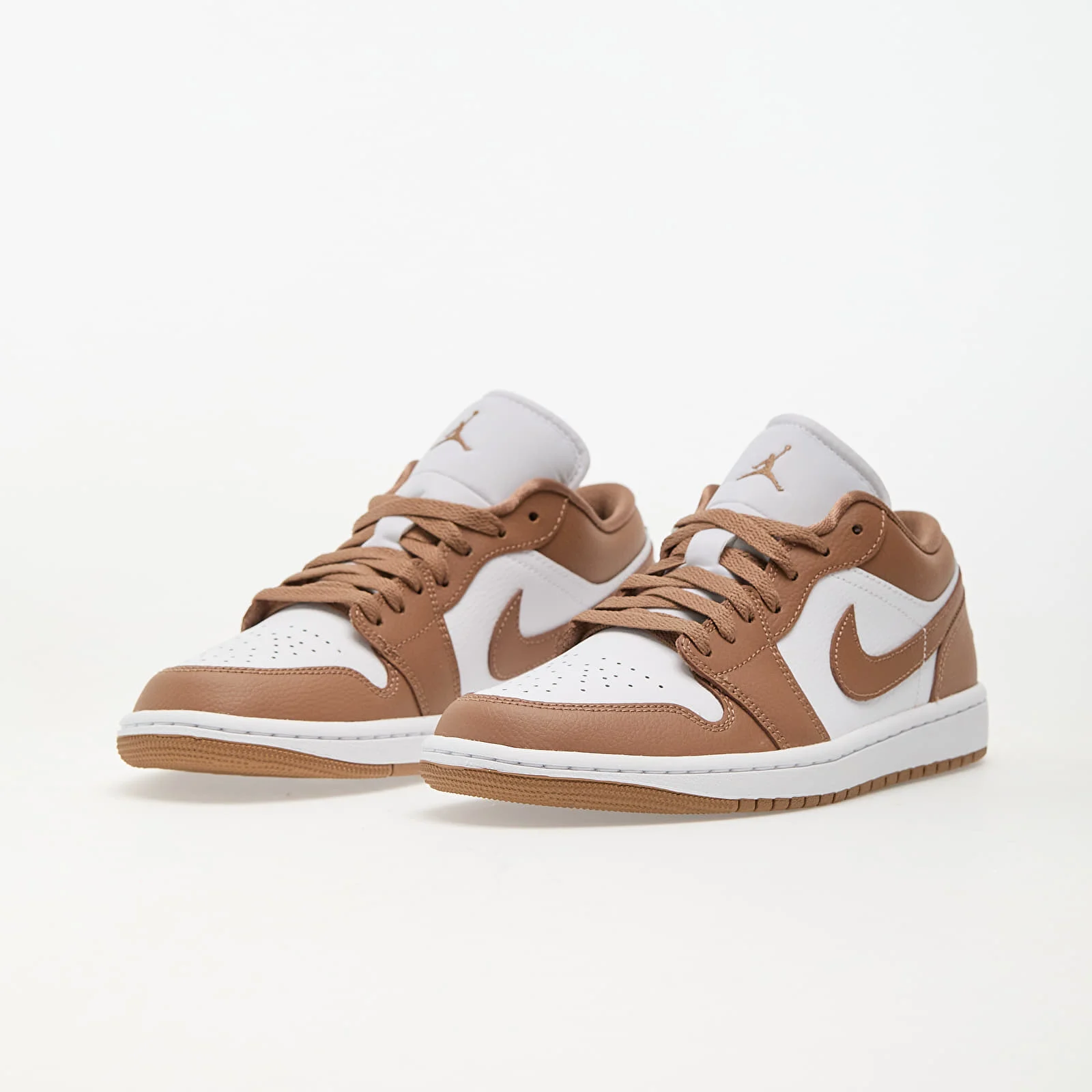NIKE Air Jordan Low Gold