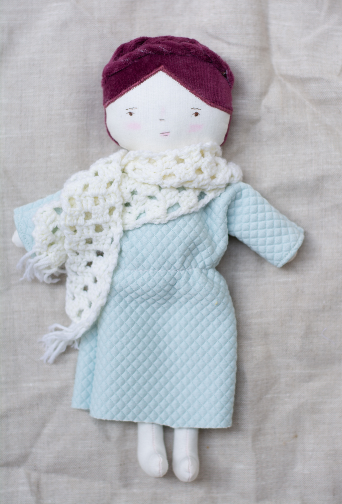 Păpuşă în rochiţă albastră