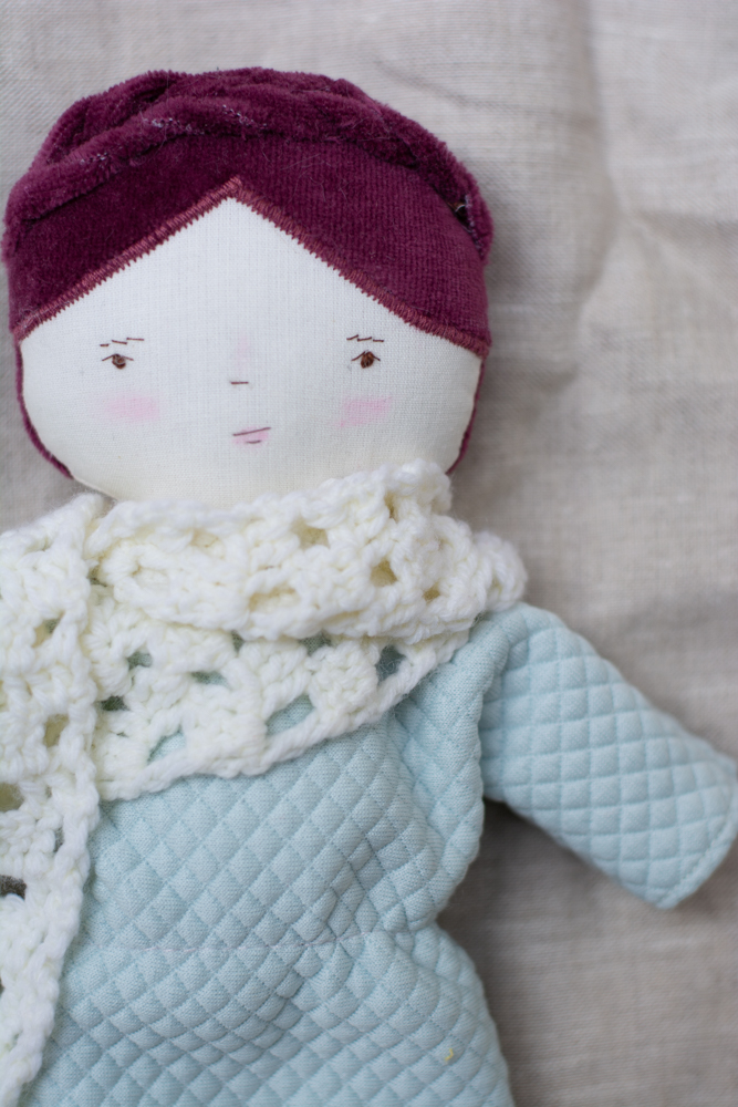 Păpuşă în rochiţă albastră
