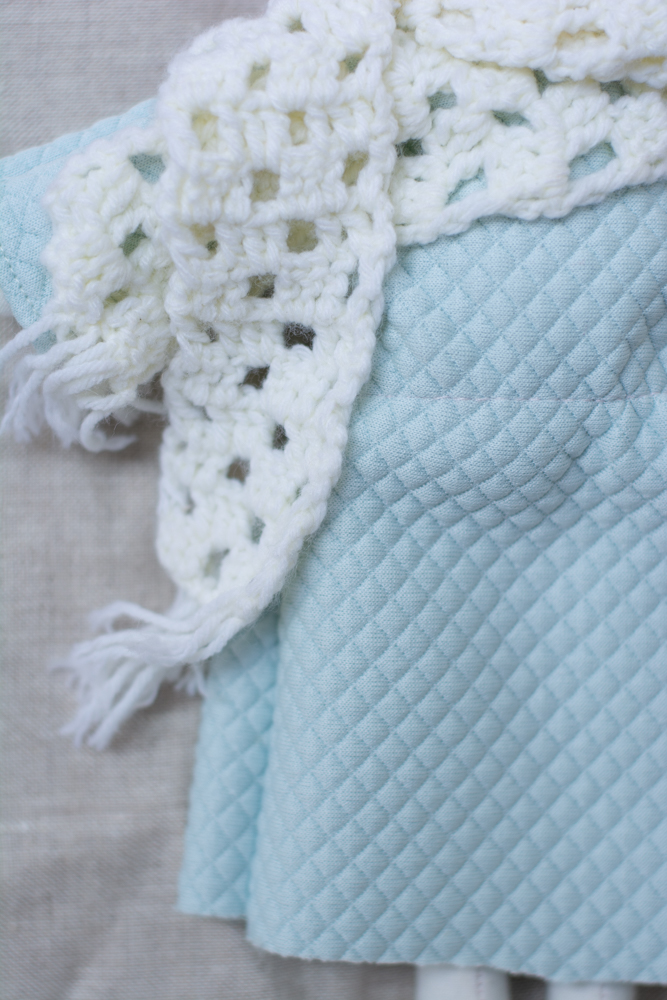 Păpuşă în rochiţă albastră