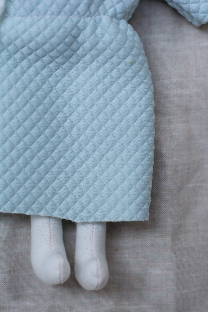 Păpuşă în rochiţă albastră