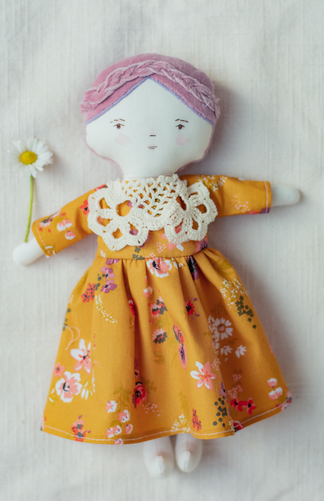 Păpuşă cu rochiţă muştarie cu flori