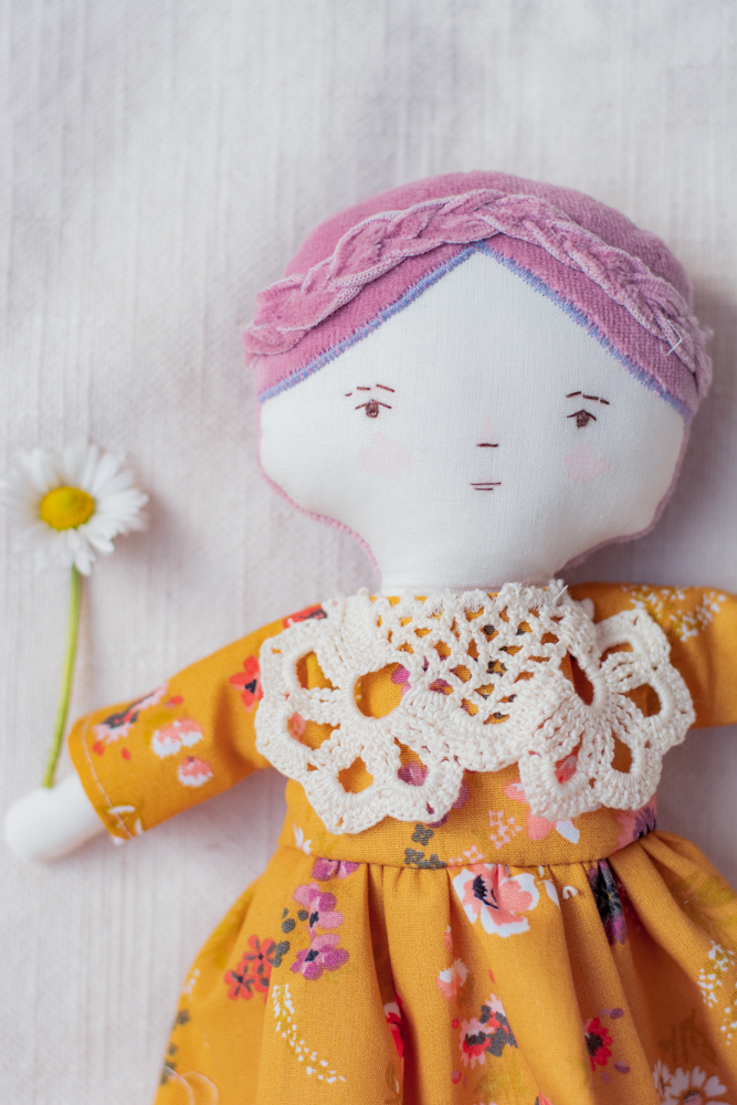 Păpuşă cu rochiţă muştarie cu flori