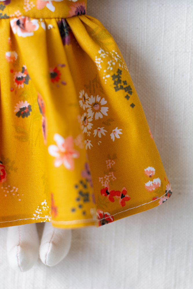 Păpuşă cu rochiţă muştarie cu flori