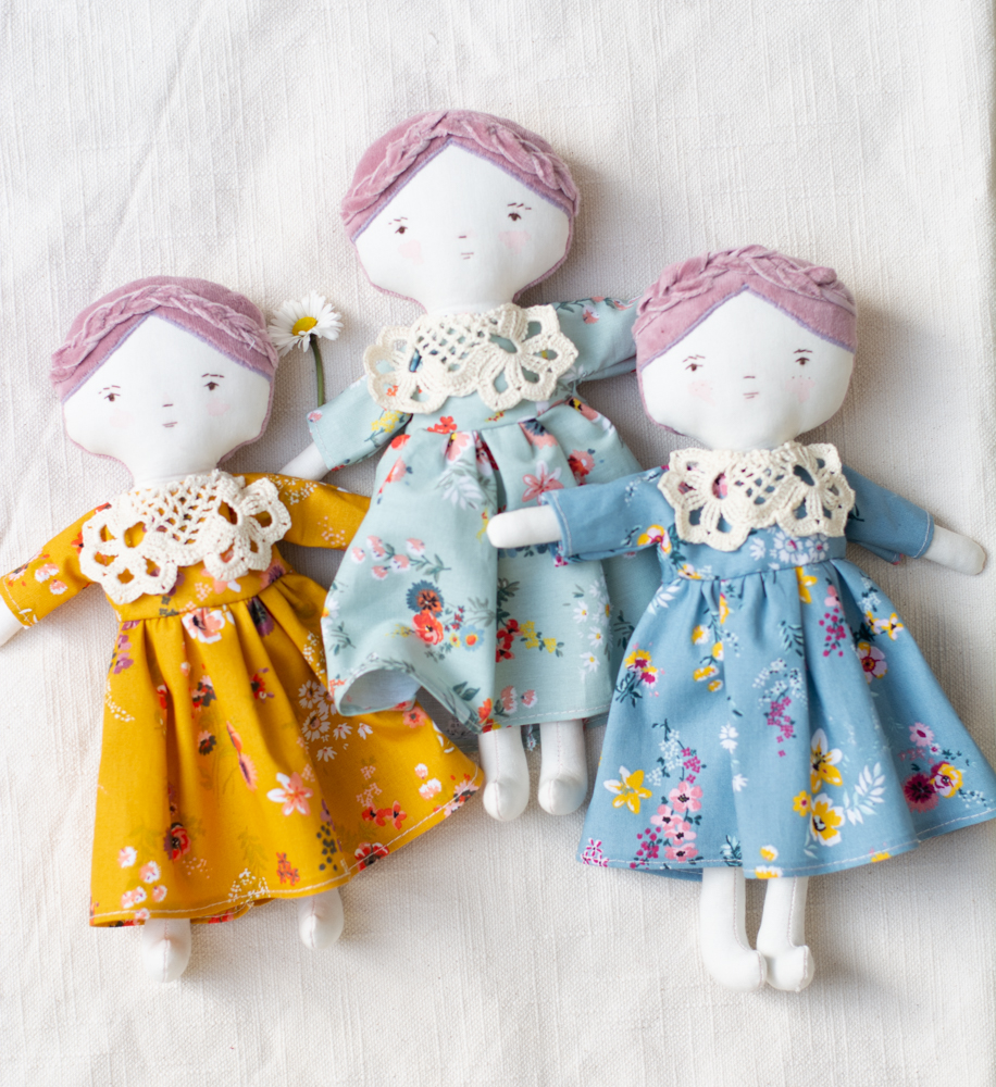 Păpuşă cu rochiţă muştarie cu flori