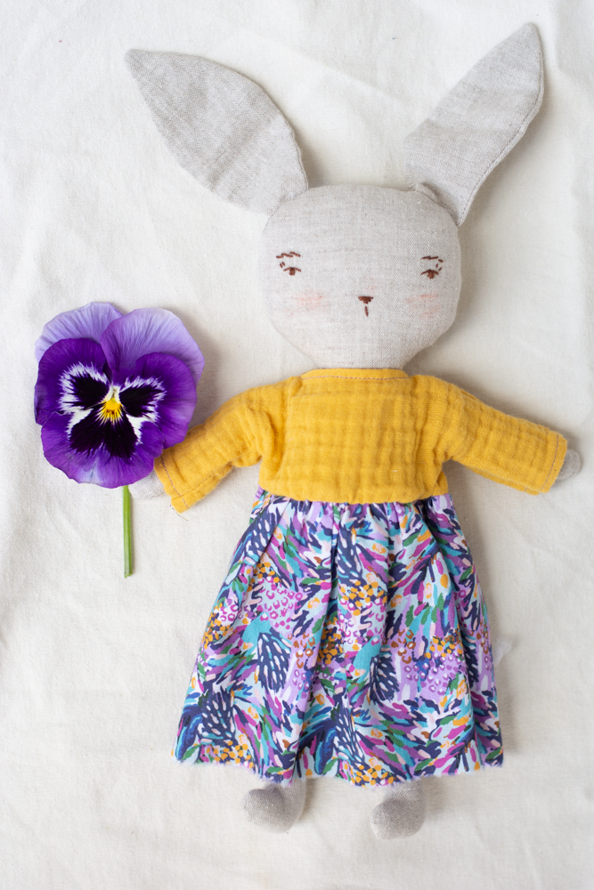 Iepuraş în rochie colorată