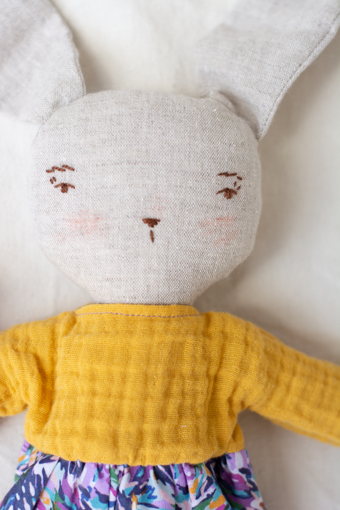 Iepuraş în rochie colorată