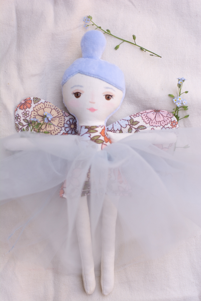 Zână păpuşă cu păr albastru şi flori vintage
