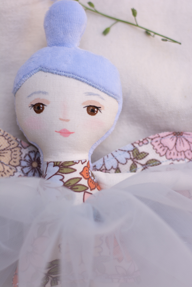 Zână păpuşă cu păr albastru şi flori vintage