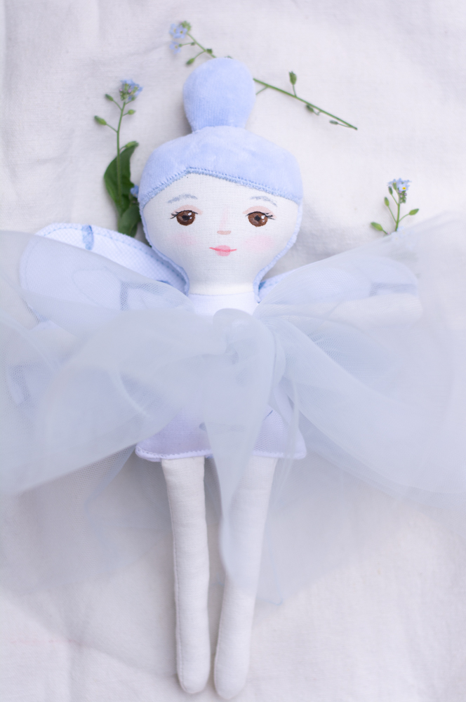 Zână gingaşă în nuanţe de albastru