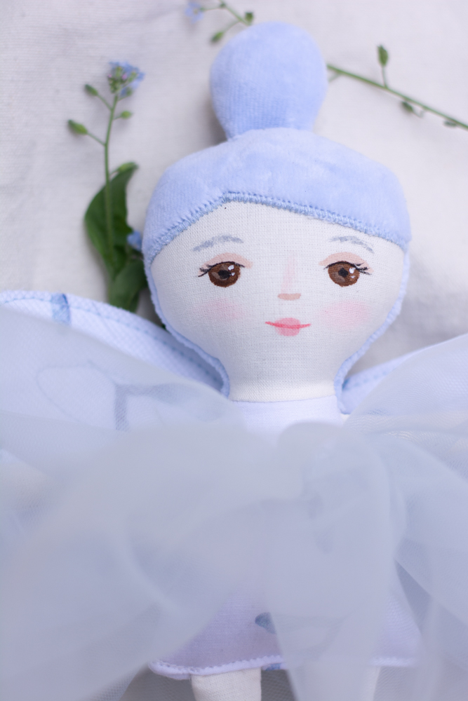 Zână gingaşă în nuanţe de albastru