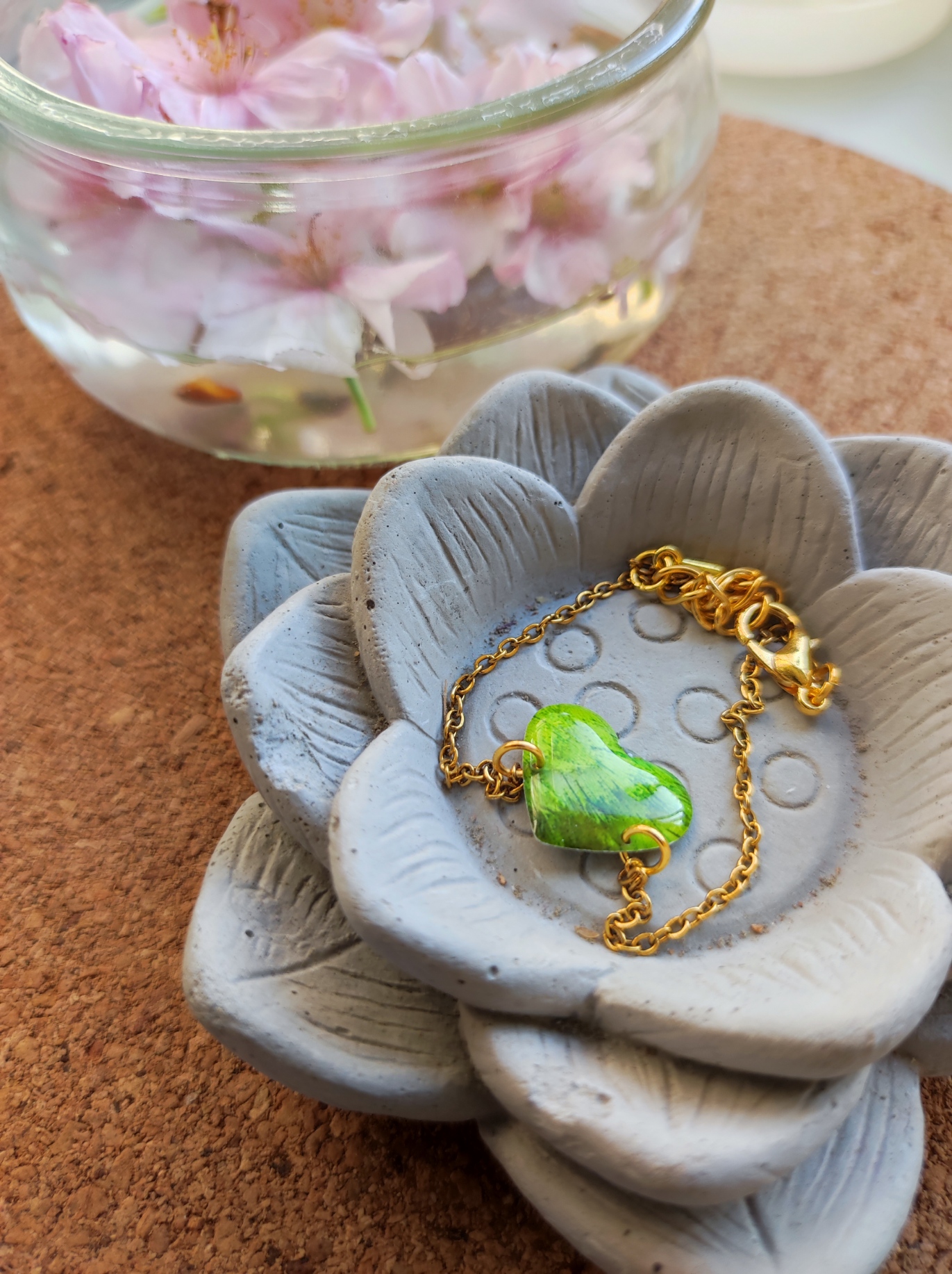 Bracelet cœur plume de perroquet vert