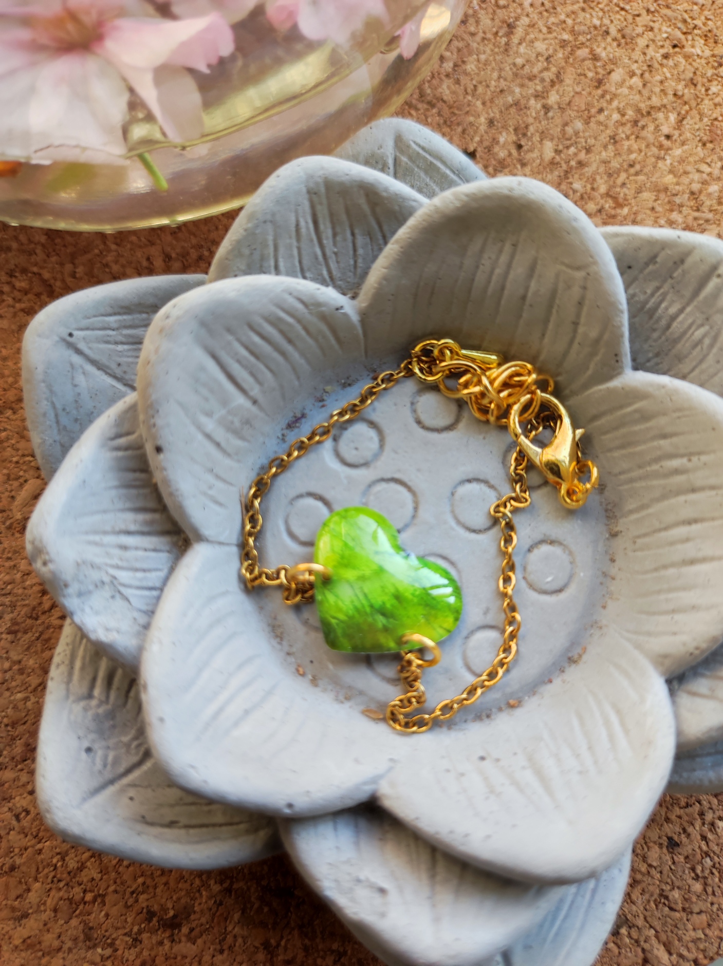 Bracelet cœur plume de perroquet vert