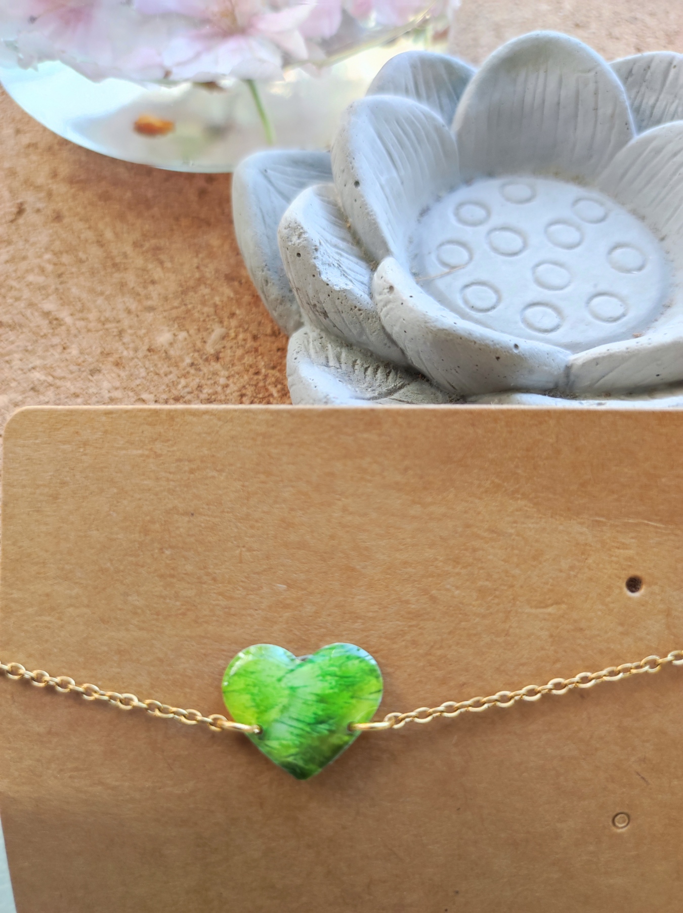 Bracelet cœur plume de perroquet vert