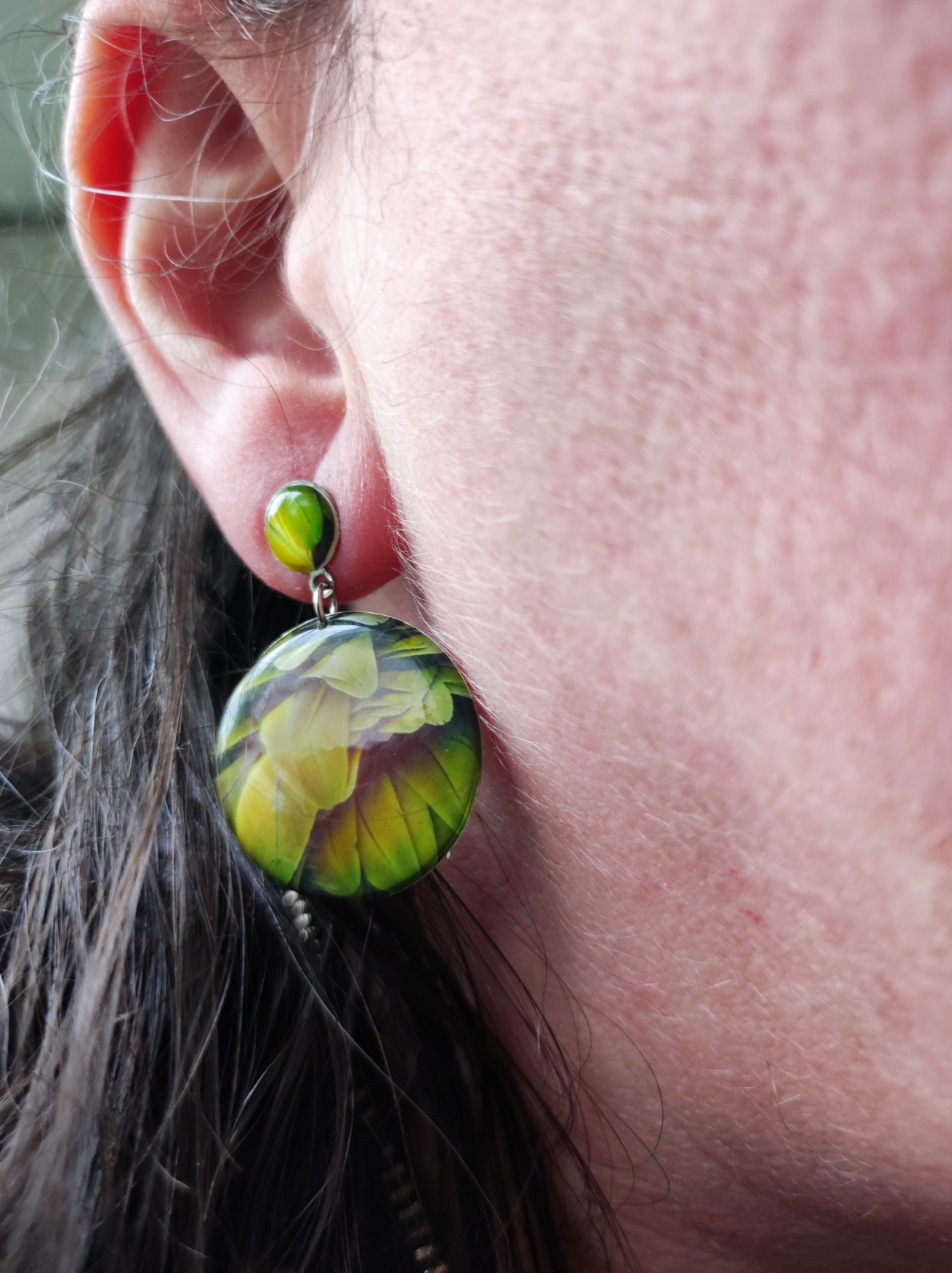 Boucles d'oreille plumes de perroquet