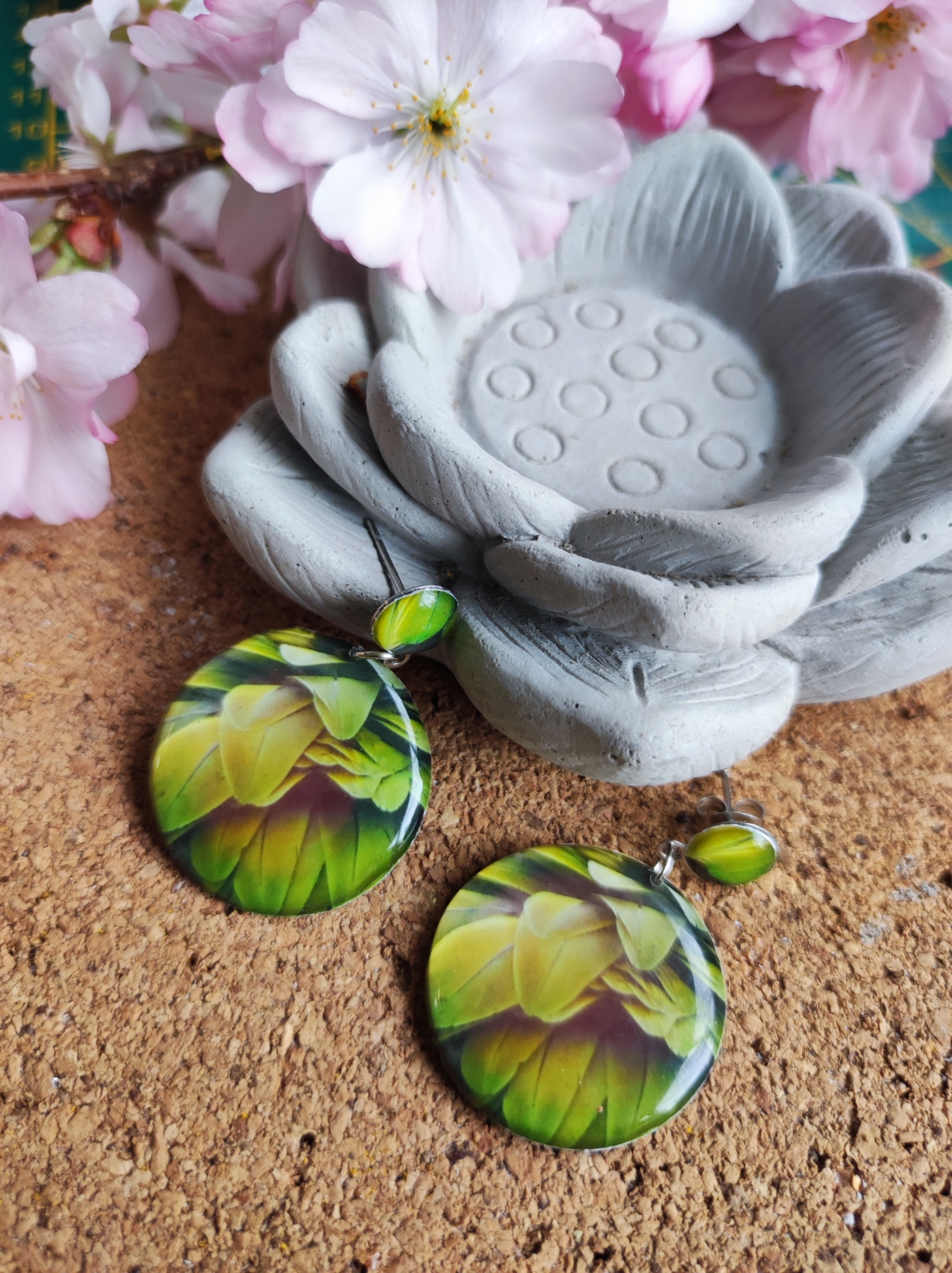 Boucles d'oreille plumes de perroquet