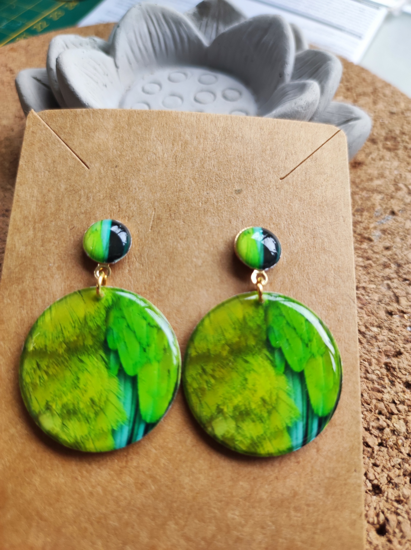 Boucles d'oreilles plumes de perroquet 
