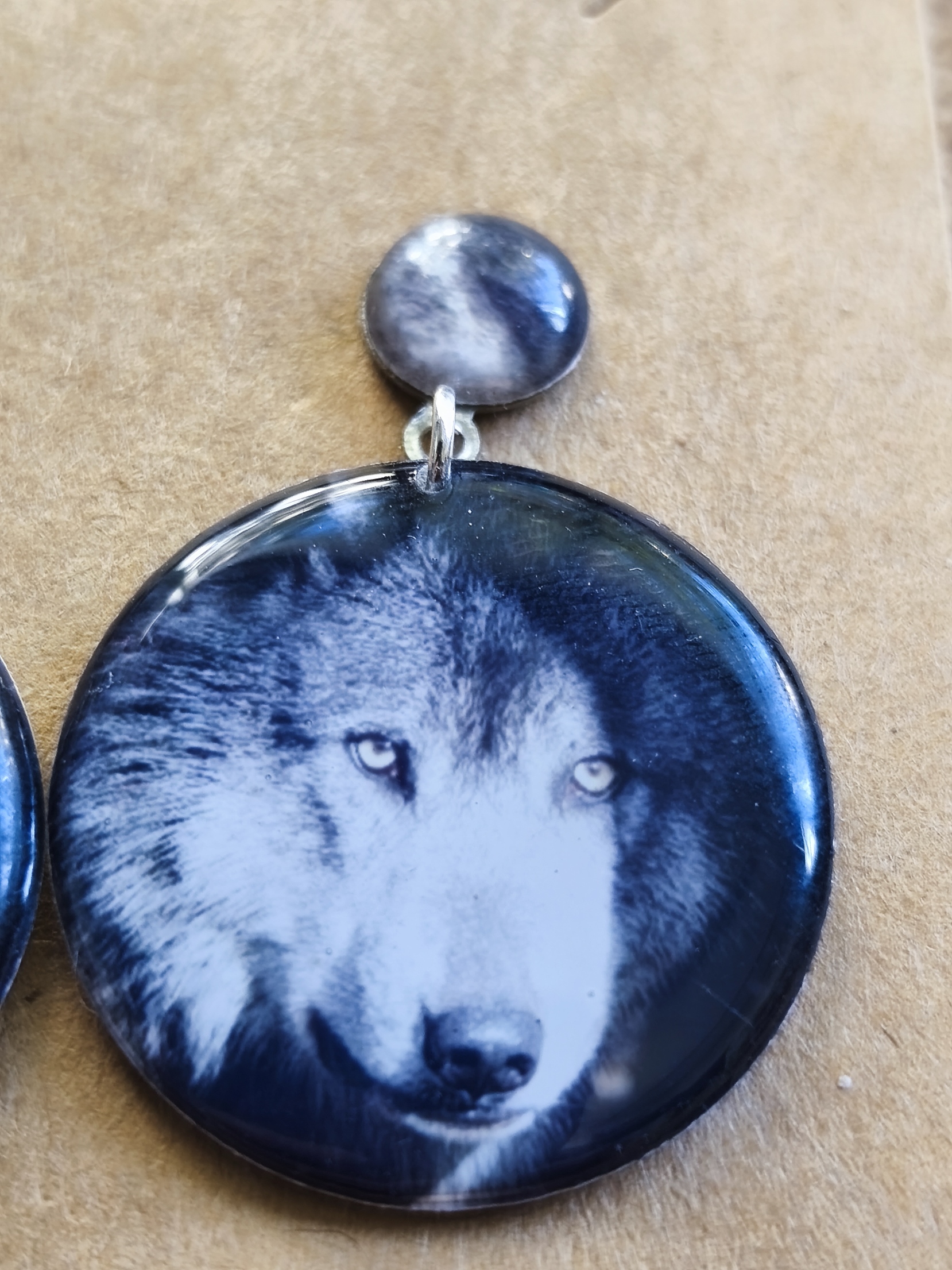 Sous le regard du loup – Boucles d’oreilles photo artisanales