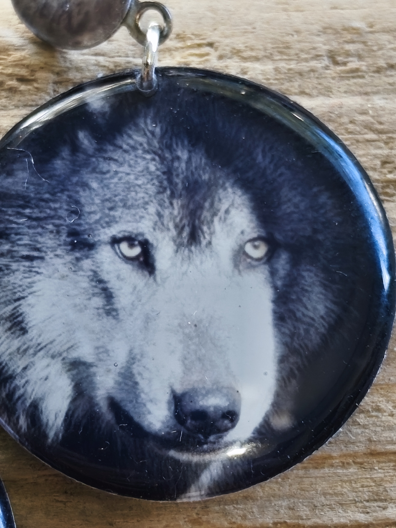 Sous le regard du loup – Boucles d’oreilles photo artisanales