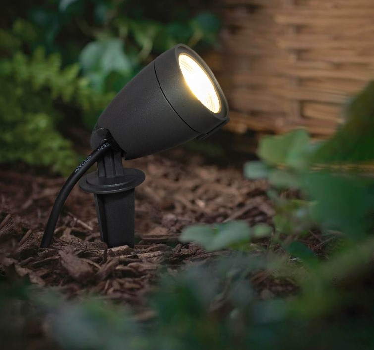 Einfacher LED-Strahler für den Außenbereich || Simple LED spotlight for outdoor use