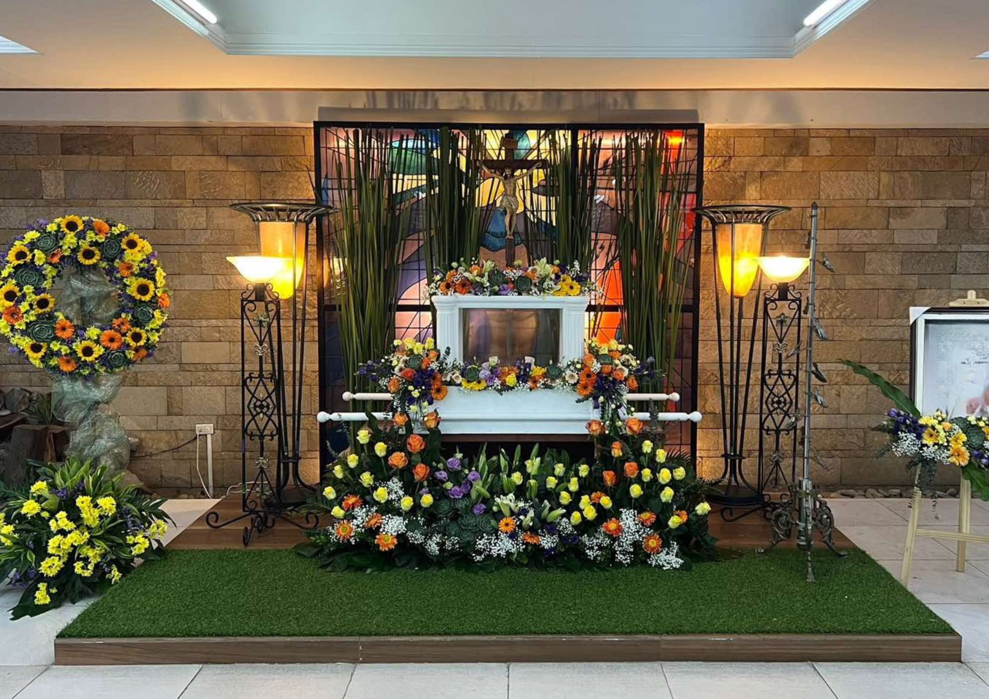 Esting's Urn Sympathy Floral Package