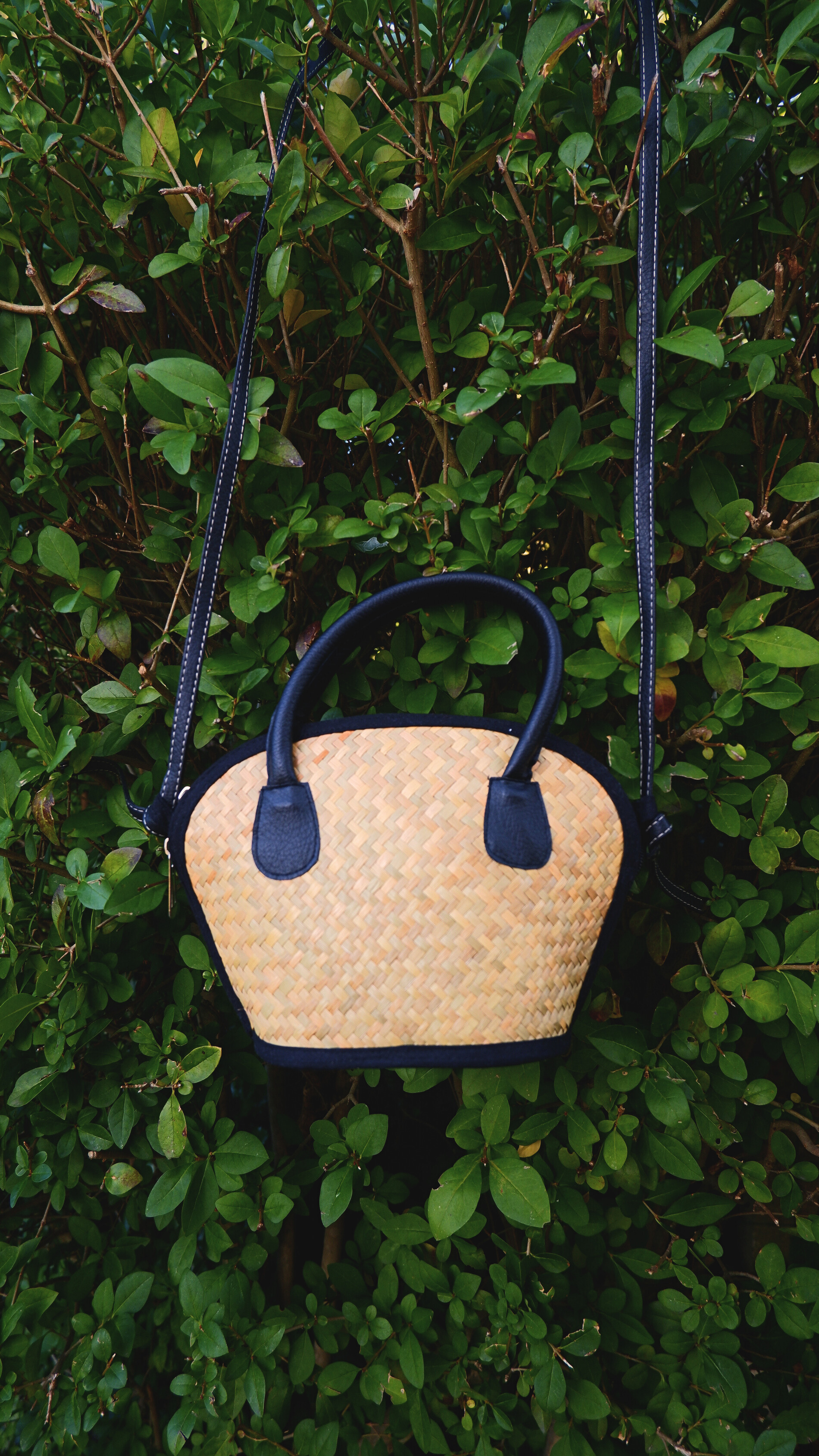 Arc Bohème – Petit Sac à Main en Rotin et Cuir Fait Main