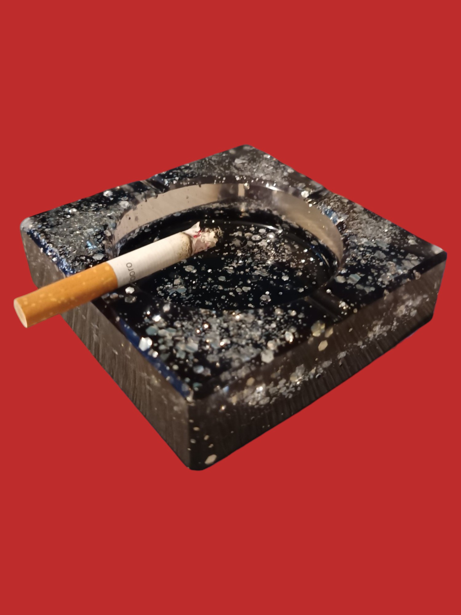 Cendrier noir et transparent orné de paillettes argentées 100% en résine epoxy fait maison, pièce unique crée par Julie de Digital'Okkaz'.