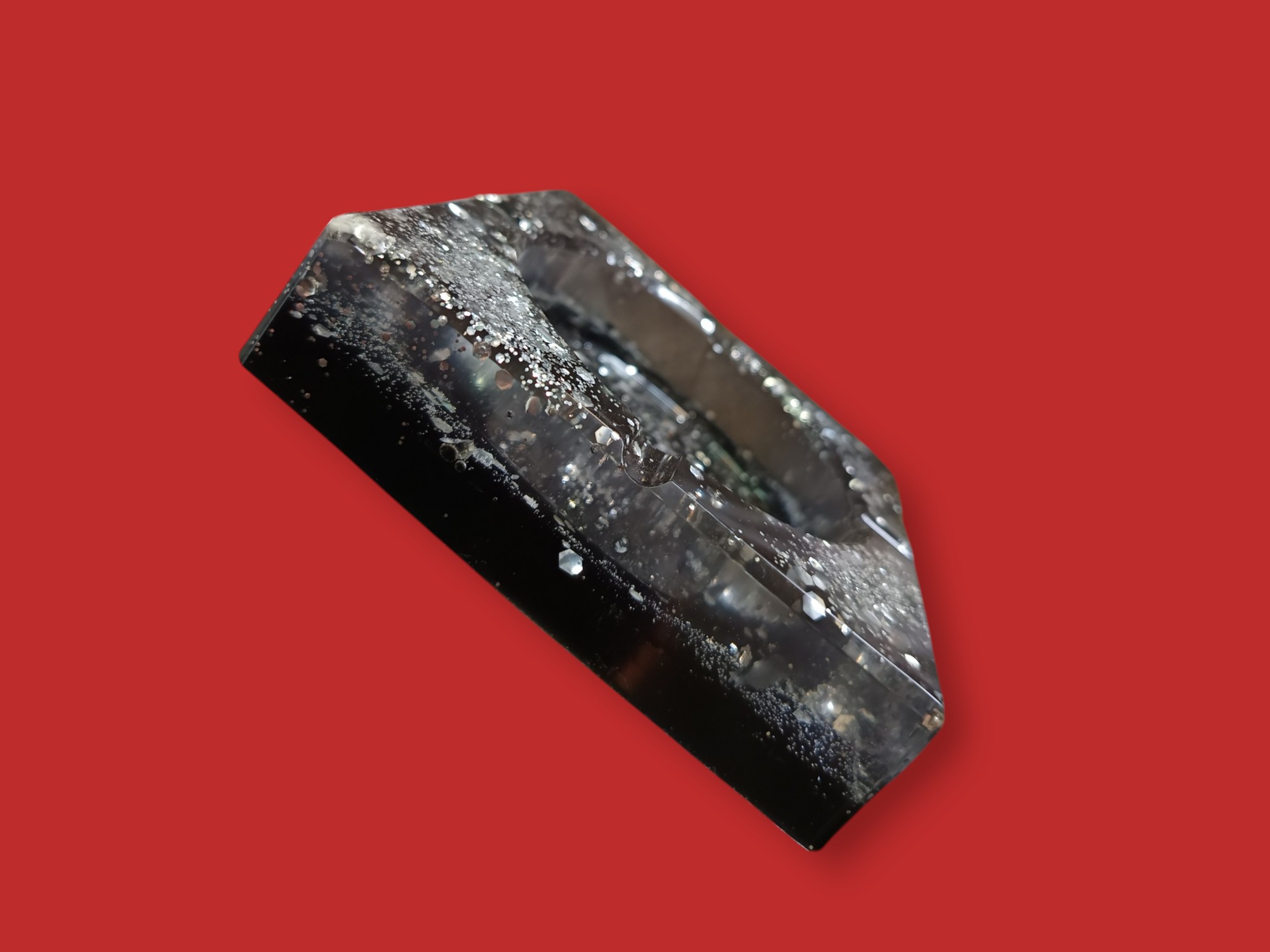 Cendrier noir et transparent orné de paillettes argentées 100% en résine epoxy fait maison, pièce unique crée par Julie de Digital'Okkaz'.